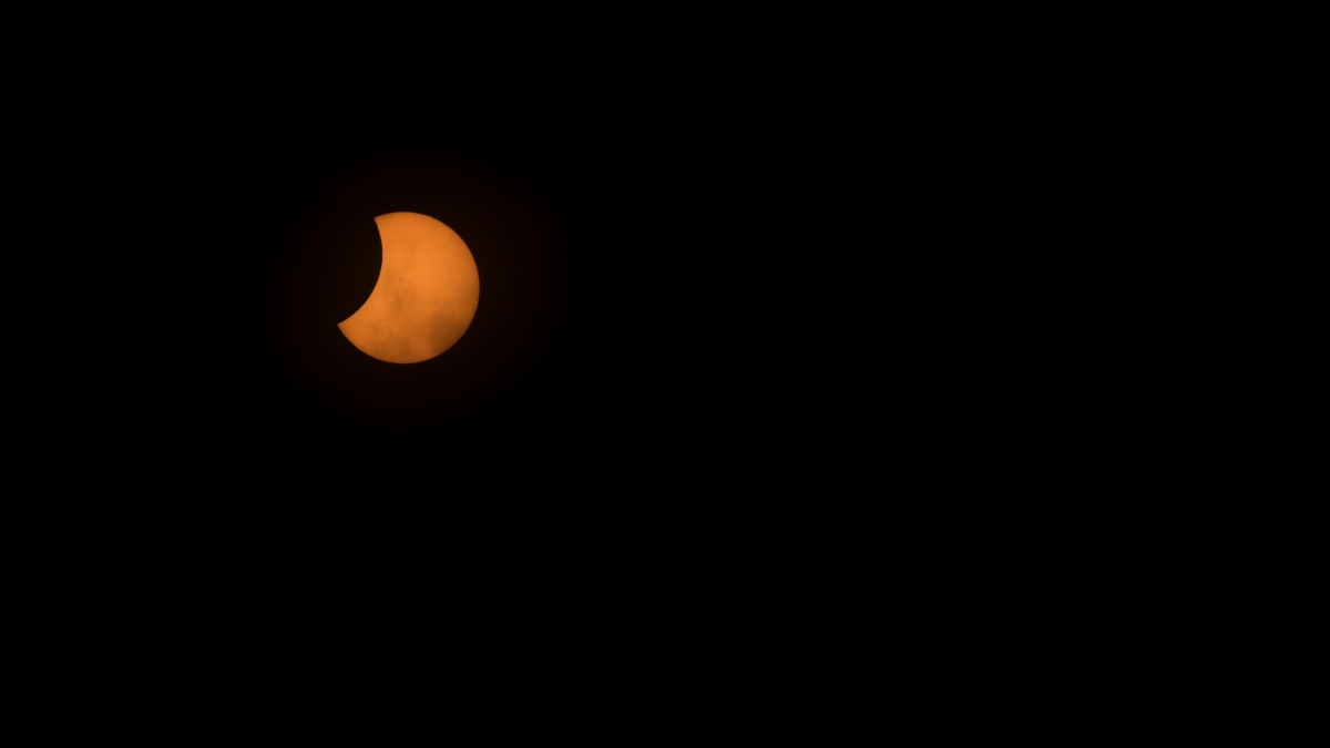 Alcorcón pudo ver el eclipse de sol casi en su totalidad: la ciudad estuvo a oscuras durante un minuto