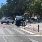 Imagen insólita esta tarde en Alcorcón: un coche se sube a la acera y destroza una valla