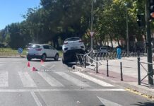 Imagen insólita esta tarde en Alcorcón: un coche se sube a la acera y destroza una valla