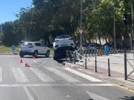 Imagen insólita esta tarde en Alcorcón: un coche se sube a la acera y destroza una valla Imagen insólita esta tarde en Alcorcón: un coche se sube a la acera y destroza una valla