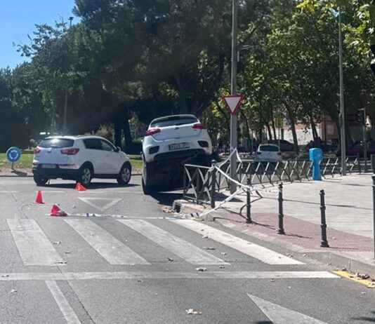 Imagen insólita esta tarde en Alcorcón: un coche se sube a la acera y destroza una valla Imagen insólita esta tarde en Alcorcón: un coche se sube a la acera y destroza una valla