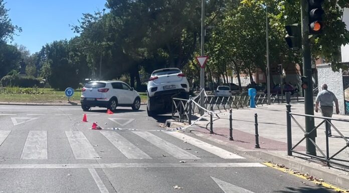 Imagen insólita esta tarde en Alcorcón: un coche se sube a la acera y destroza una valla