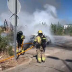 Incendio en Alcorcón: un vehículo arde en la Glorieta de San Martín de Valdeiglesias