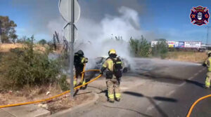 Incendio en Alcorcón: un vehículo arde en la Glorieta de San Martín de Valdeiglesias