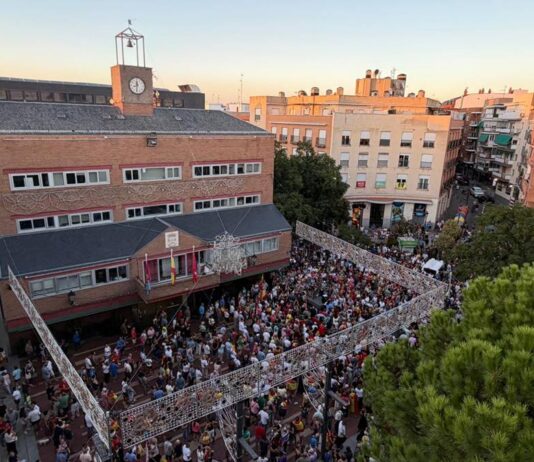 Alcorcón llena la Puerta del Ayuntamiento con una manifestación en apoyo a Ceuta