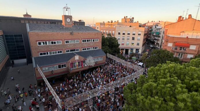 Alcorcón llena la Puerta del Ayuntamiento con una manifestación en apoyo a Ceuta
