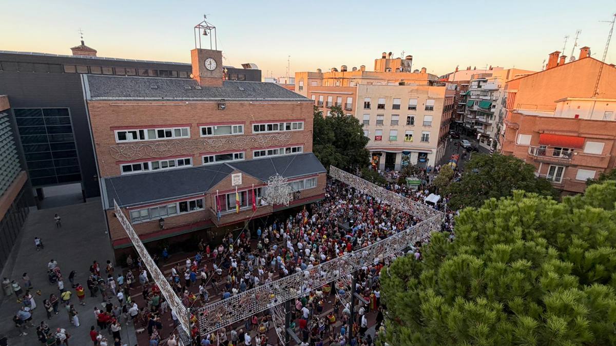 Alcorcón llena la Puerta del Ayuntamiento con una manifestación en apoyo a Ceuta