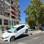 Imagen insólita esta tarde en Alcorcón: un coche se sube a la acera y destroza una valla