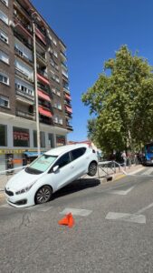 Imagen insólita esta tarde en Alcorcón: un coche se sube a la acera y destroza una valla