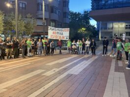 Concentración de la PAH en Alcorcón para reclamar el derecho a la vivienda: “Hay que tomar partido” Concentración de la PAH en Alcorcón para reclamar el derecho a la vivienda: “Hay que tomar partido“