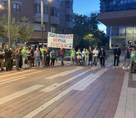 Concentración de la PAH en Alcorcón para reclamar el derecho a la vivienda: “Hay que tomar partido” Concentración de la PAH en Alcorcón para reclamar el derecho a la vivienda: “Hay que tomar partido“