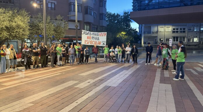 Concentración de la PAH en Alcorcón para reclamar el derecho a la vivienda: “Hay que tomar partido“