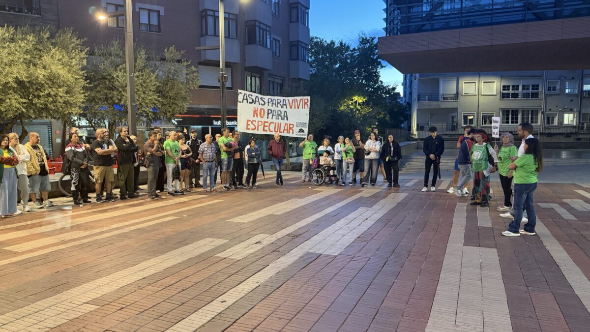 Concentración de la PAH en Alcorcón para reclamar el derecho a la vivienda: “Hay que tomar partido“