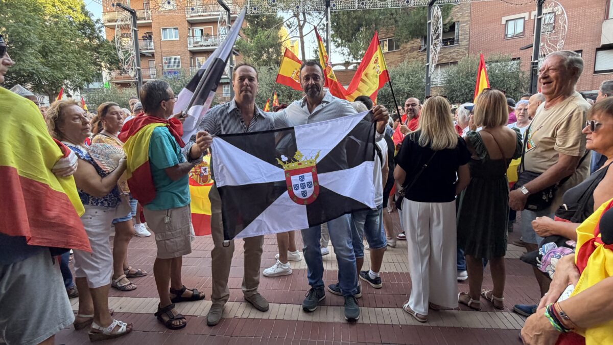 Alcorcón llena la Puerta del Ayuntamiento con una manifestación en apoyo a Ceuta