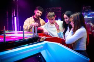 BuzzAttack abre en X-Madrid de Alcorcón y lleva los concursos de televisión a una experiencia inmersiva