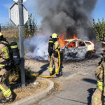 Incendio en Alcorcón: un vehículo arde en la Glorieta de San Martín de Valdeiglesias