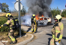 Incendio en Alcorcón: un vehículo arde en la Glorieta de San Martín de Valdeiglesias