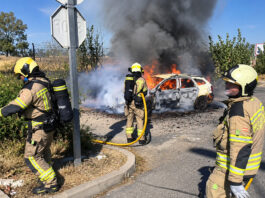 Incendio en Alcorcón: un vehículo arde en la Glorieta de San Martín de Valdeiglesias Incendio en Alcorcón: un vehículo arde en la Glorieta de San Martín de Valdeiglesias