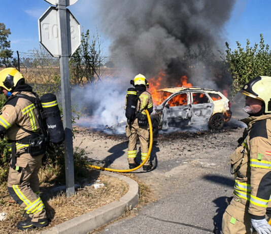 Incendio en Alcorcón: un vehículo arde en la Glorieta de San Martín de Valdeiglesias Incendio en Alcorcón: un vehículo arde en la Glorieta de San Martín de Valdeiglesias