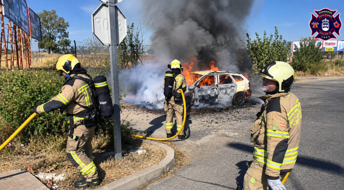 Incendio en Alcorcón: un vehículo arde en la Glorieta de San Martín de Valdeiglesias