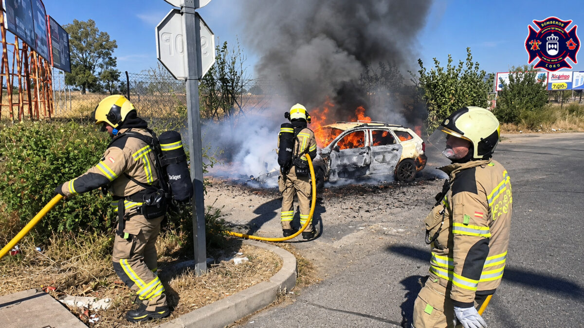 Incendio en Alcorcón: un vehículo arde en la Glorieta de San Martín de Valdeiglesias