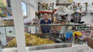 Patatas Paco y una vida ligada a Alcorcón: Francisco Aranda prepara el relevo de este histórico negocio