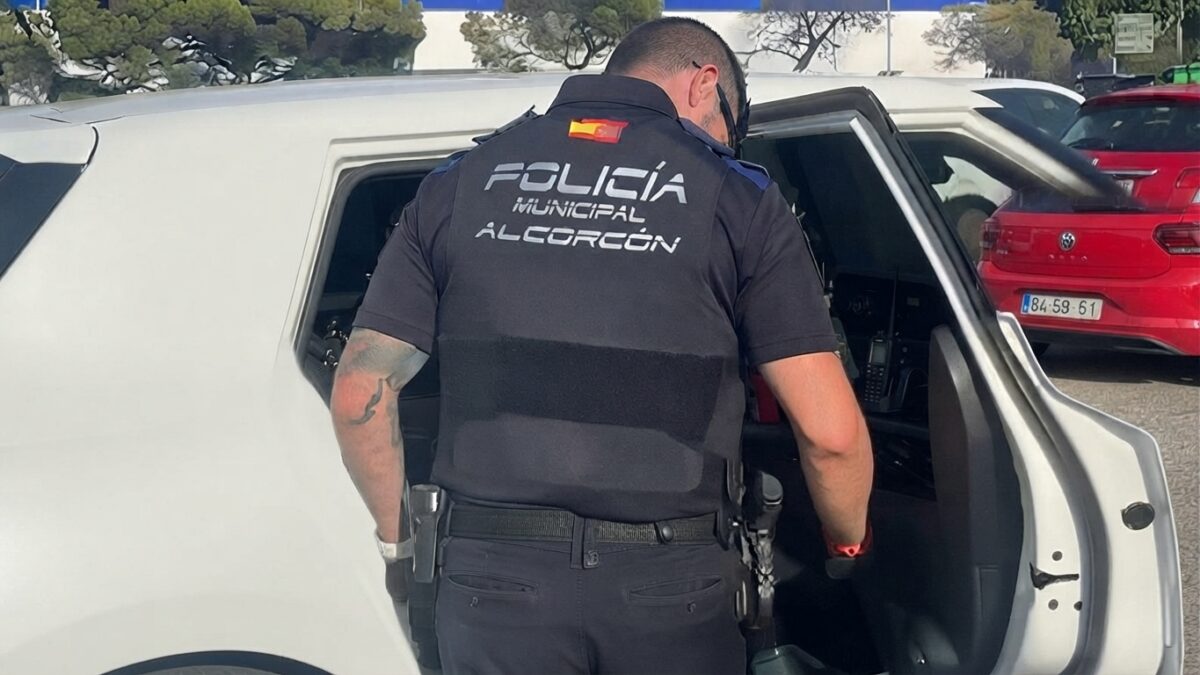 Tres hombres detenidos por la Policía Municipal en Alcorcón: viajaban en un vehículo robado Tres hombres detenidos por la Policía Municipal en Alcorcón: viajaban en un vehículo robado