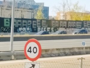 Alcorcón denuncia el deterioro de las pantallas acústicas de la A-5: pintadas, vandalismo y falta de vegetación