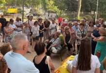 Alcorcón suma nuevos apoyos contra el tanatorio-crematorio: los negocios se unen a la protesta vecinal