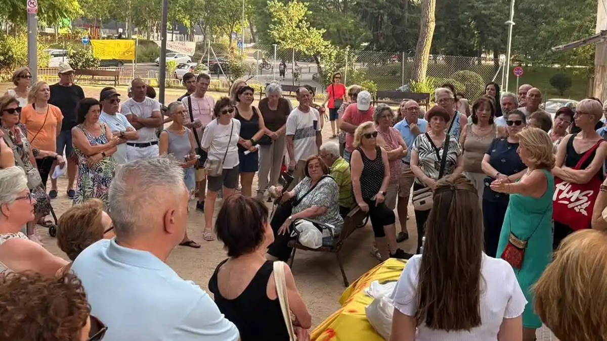 Alcorcón suma nuevos apoyos contra el tanatorio-crematorio: los negocios se unen a la protesta vecinal Alcorcón suma nuevos apoyos contra el tanatorio-crematorio: los negocios se unen a la protesta vecinal