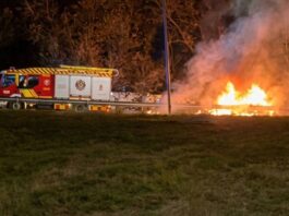 Incendio en Alcorcón: un vehículo arde por completo en la salida 12 y obliga a cortar el tráfico durante la noche del jueves Incendio en Alcorcón: un vehículo arde por completo en la salida 12 y obliga a cortar el tráfico durante la noche del jueves