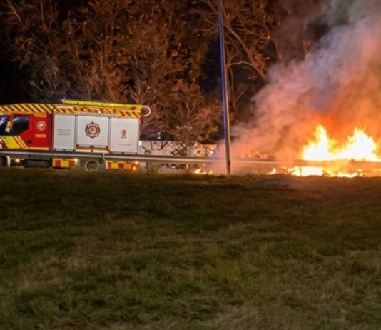 Incendio en Alcorcón: un vehículo arde por completo en la salida 12 y obliga a cortar el tráfico durante la noche del jueves Incendio en Alcorcón: un vehículo arde por completo en la salida 12 y obliga a cortar el tráfico durante la noche del jueves