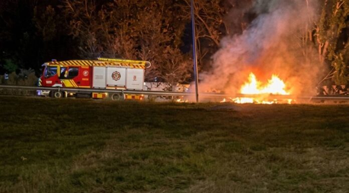 Incendio en Alcorcón: un vehículo arde por completo en la salida 12 y obliga a cortar el tráfico durante la noche del jueves Incendio en Alcorcón: un vehículo arde por completo en la salida 12 y obliga a cortar el tráfico durante la noche del jueves