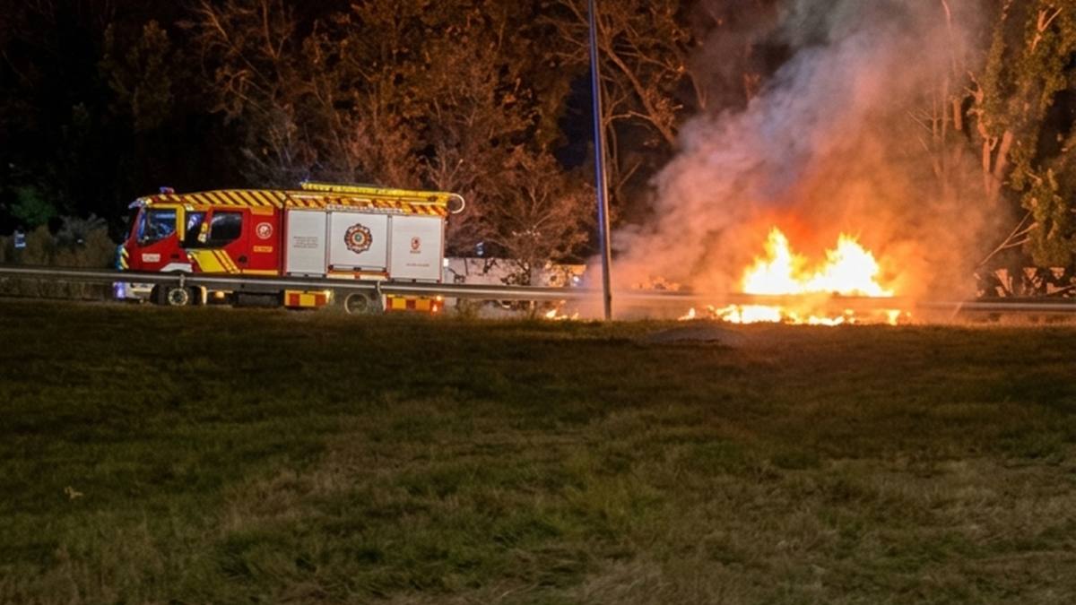 Incendio en Alcorcón: un vehículo arde por completo en la salida 12 y obliga a cortar el tráfico durante la noche del jueves