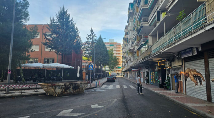 Prohibido aparcar en la calle Plaza de Santiago de Compostela de Alcorcón por obras durante varios meses