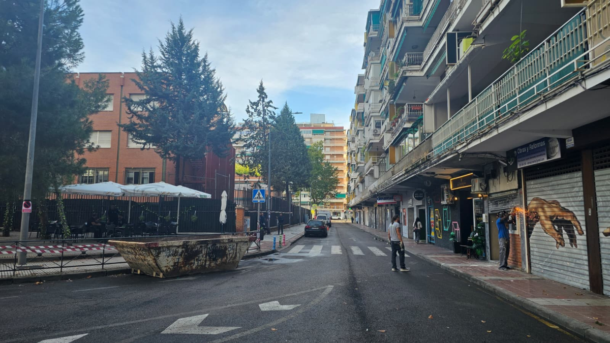 Prohibido aparcar en la calle Plaza de Santiago de Compostela de Alcorcón por obras durante varios meses