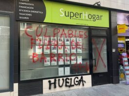 Vandalizan dos inmobiliarias de Alcorcón: aparecen pintadas en sus fachadas sobre la huelga general del 11N Vandalizan dos inmobiliarias de Alcorcón: aparecen pintadas en sus fachadas sobre la huelga general del 11N