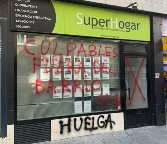 Vandalizan dos inmobiliarias de Alcorcón: aparecen pintadas en sus fachadas sobre la huelga general del 11N Vandalizan dos inmobiliarias de Alcorcón: aparecen pintadas en sus fachadas sobre la huelga general del 11N
