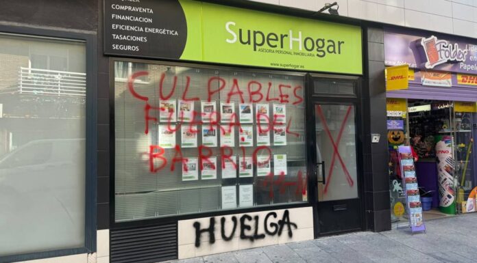 Vandalizan dos inmobiliarias de Alcorcón: aparecen pintadas en sus fachadas sobre la huelga general del 11N Vandalizan dos inmobiliarias de Alcorcón: aparecen pintadas en sus fachadas sobre la huelga general del 11N