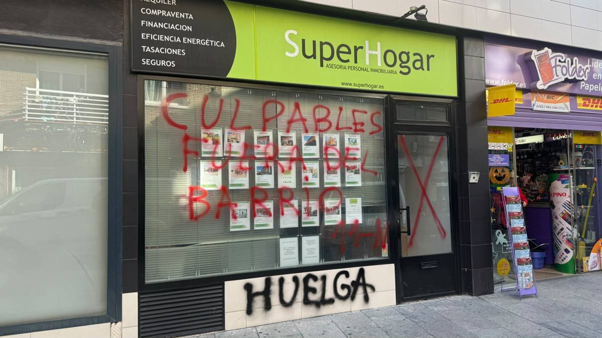 Vandalizan dos inmobiliarias de Alcorcón: aparecen pintadas en sus fachadas sobre la huelga general del 11N